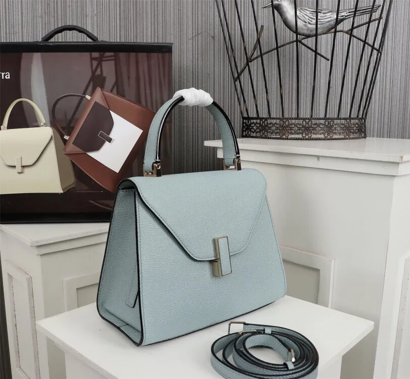 In stock👉Original small size light blue👉Valextra Valextra Iside, known as Italian Hermès, is one of the most representative designs of Valextra. There is no obvious logo, but the simple collective line design is very recognizable, full of architectural art, and shows a capable and intellectual style. It is made of imported palm-print lining cowhide, with up to five stitches of handwork, and the shiny oil edges test the skill of the craftsman. Small size: 22Cm